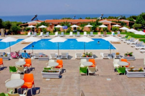 Гостиница Fournia Village  Кастро